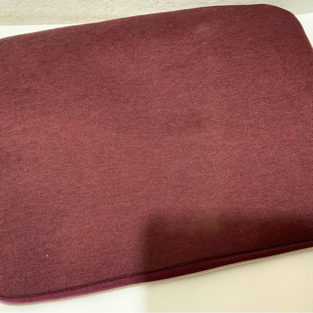 I-Pad/Tablet Case Speck burgundy 10”x14”x1” - Picture 3 of 5